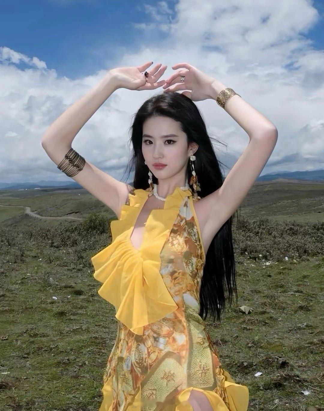 刘亦菲这身无敌了，白瘦美，眼神很有侵略性！​​​