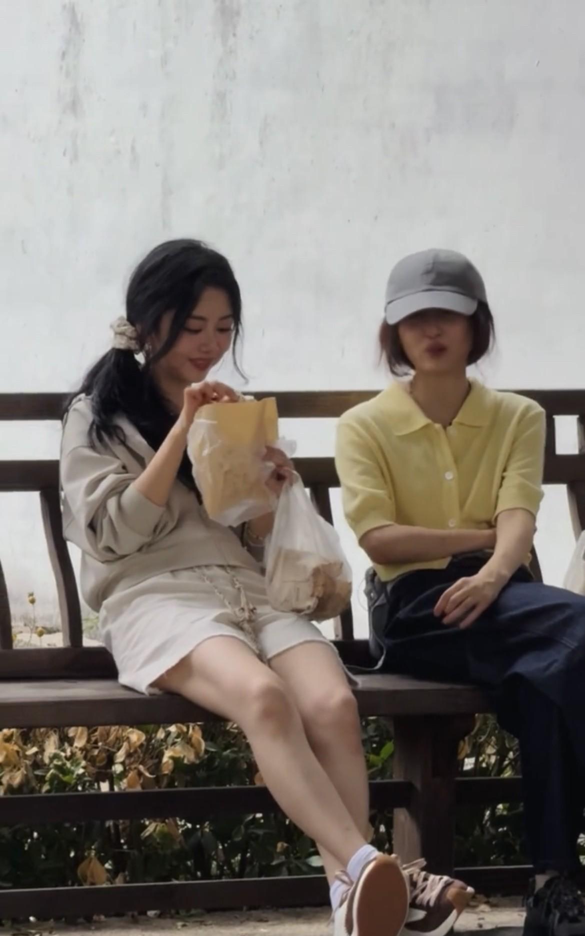 逛吃逛吃！乌镇“吃播博主”谭松韵上线！网友在乌镇偶遇谭松韵张子枫，其中亮点是—