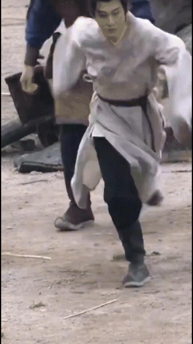 成毅不急不徐他的剧虽平台显示数据不亮眼，但实际播放量靠前，剧播密集，他和