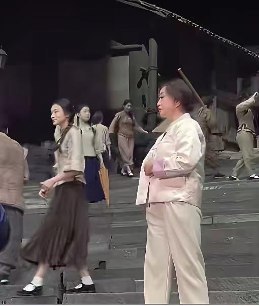 她每次出来败就败在穿衣打扮上，太不会为自己选择衣服了，头发好像没盘好过乱糟糟的，