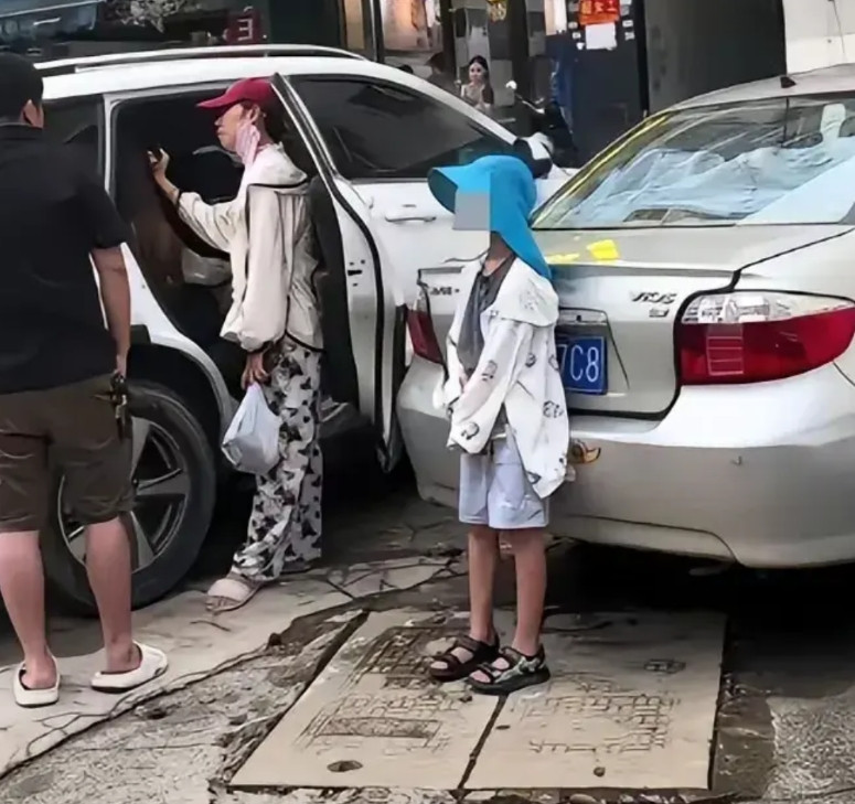 真是大快人心！南宁出轨男现世报来了！近日，南宁街头一男子小车停在路边，后排坐