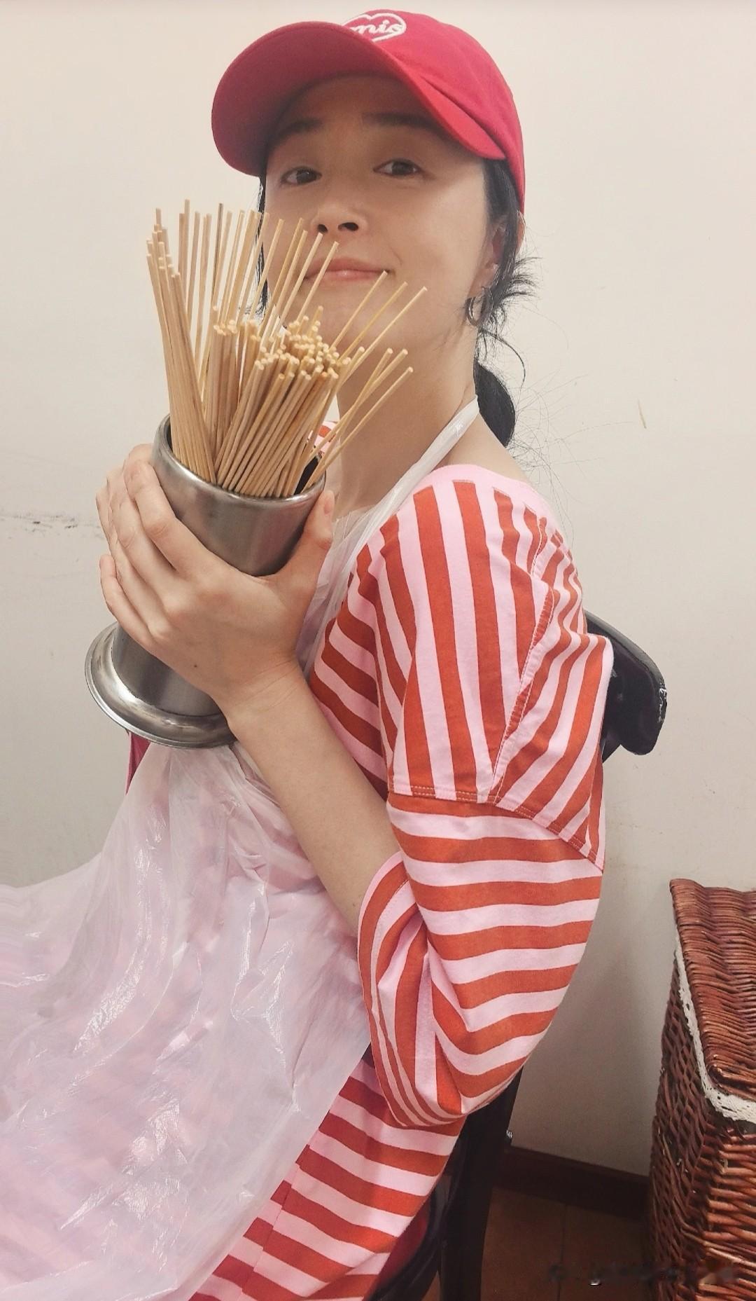 蒋欣私下太接地气！穿条纹T戴红帽抱满桶串串签，不说根本认不出是明星演员蒋欣更