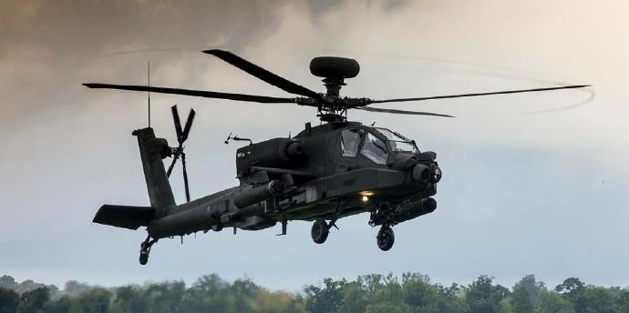 每天认识一件兵器美国AH-64“阿帕奇”武装直升机AH-64是休斯直升机公司