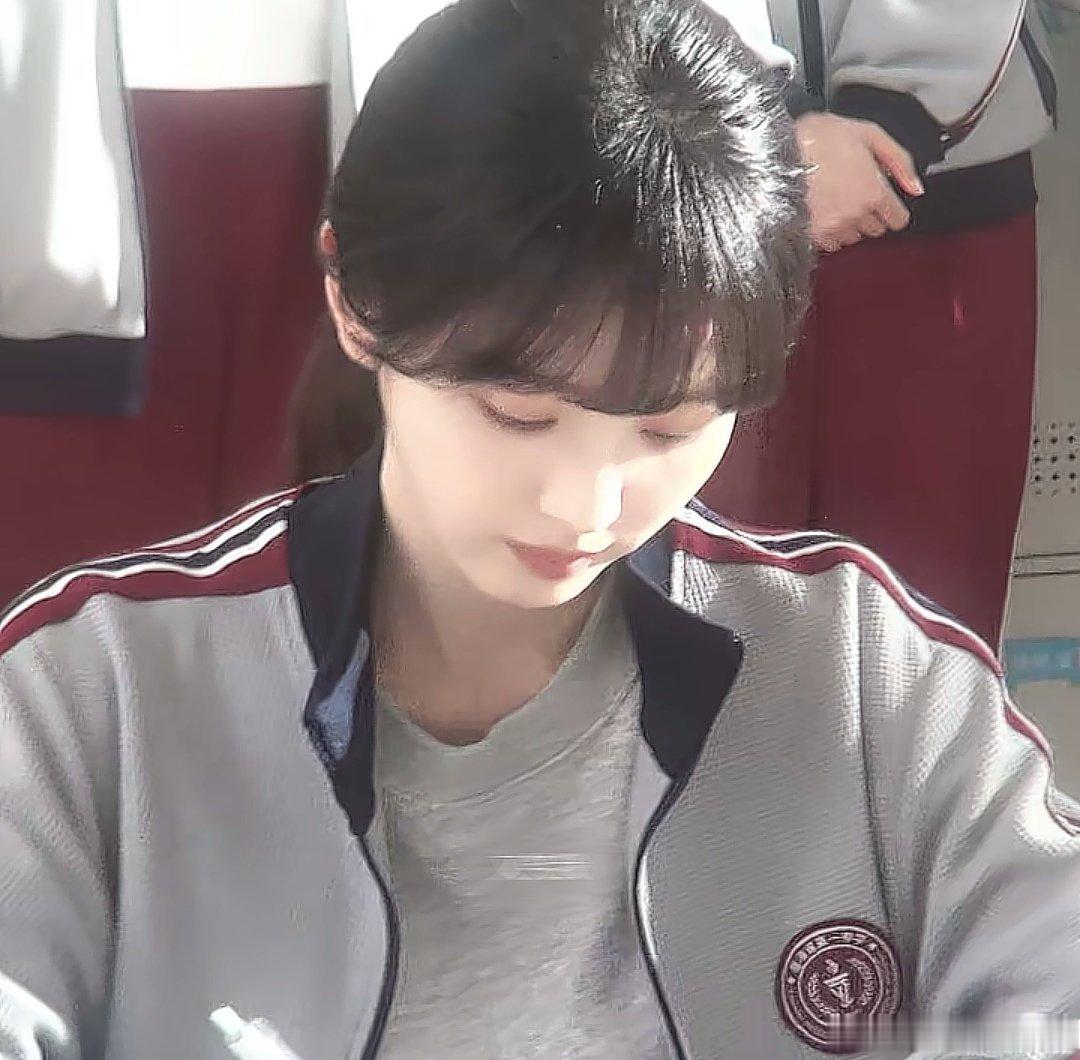 学校捞人捞到了田曦薇天才女友学校捞人梗笑不活了，居然捞到田曦薇饰演的林知夏。好想