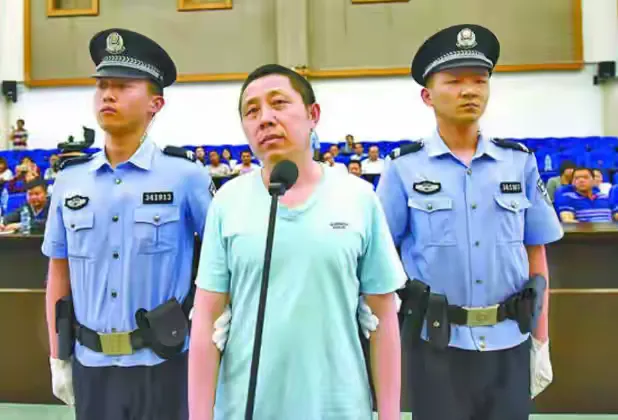 1996年，安徽一女子在家中被奸杀，警方却把丈夫送进监狱，判了无期。17年里他在狱中苦学法律，硬是靠