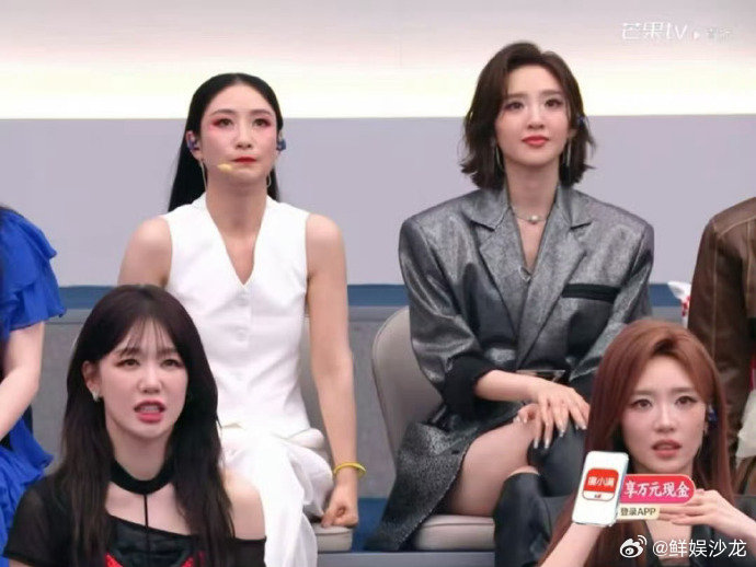 陶昕然唐艺昕坐在一起陶昕然和唐艺昕坐一起，莫名有种很和谐的感觉，好可爱安陵容祺贵