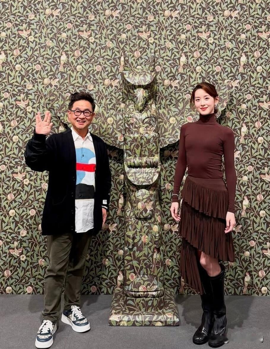 奶茶妹妹伦敦看展又上热搜！但这次焦点竟是她的肋骨[捂脸哭][捂脸哭]说真的，看到章