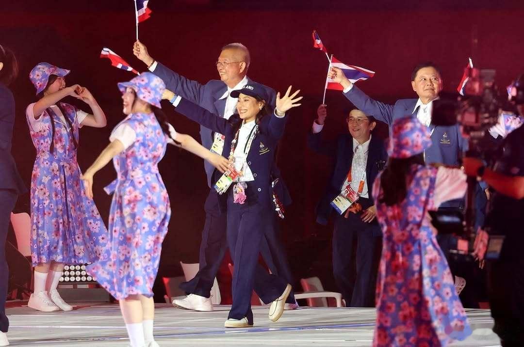 泰国王室🇹🇭9月19日，思蕊梵娜瓦瑞公主亲自带领泰国国家队出席第20届亚运