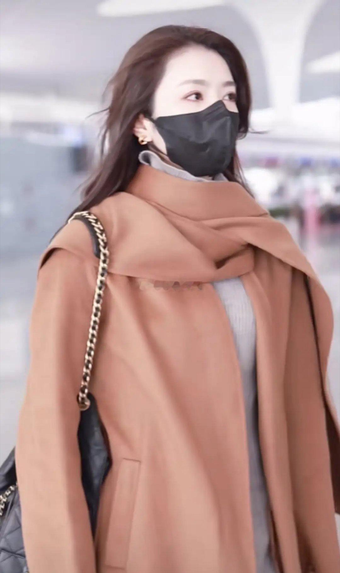 李云霄杭州机场被偶遇，穿棕色翻领长款大衣，温柔气质出众，美到犯规。