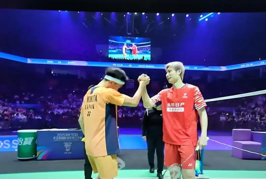 他还能打，但他已经打不赢了。裁判报出最后比分。石宇奇握了握拳。网对面的桃田