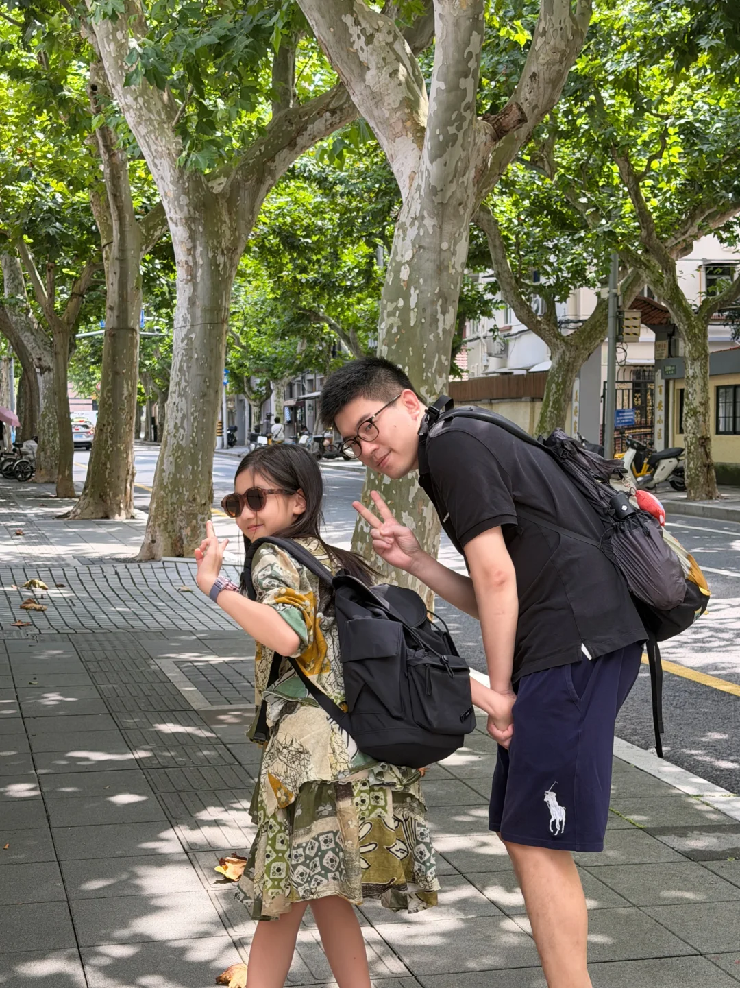 父女俩应该是一个模子刻出来的