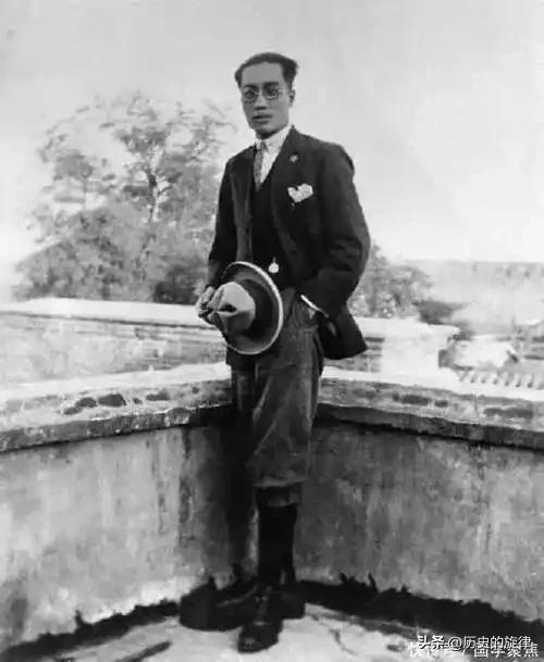 1955年南通中学，“老实本分”的刘老师，竟是周总理亲批通缉的头号特务！1