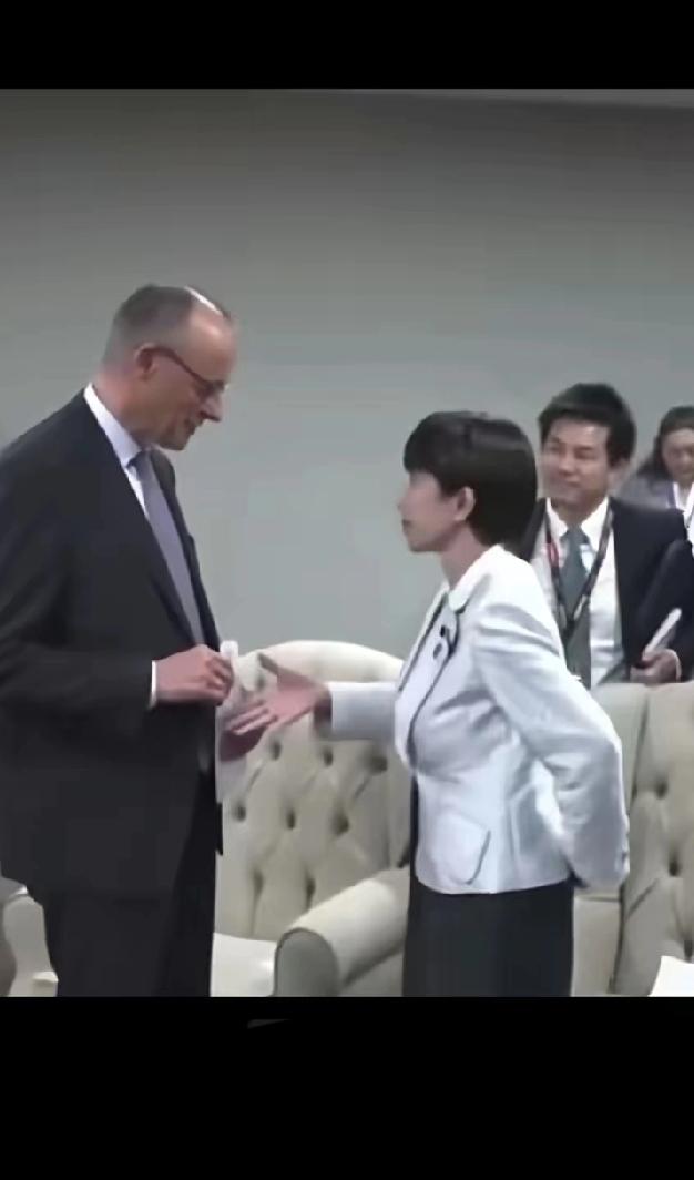 早苗伸出手保持了6秒，对方不伸手，左手已经显示尴尬了，尴尬的要抠屁股这位男士面