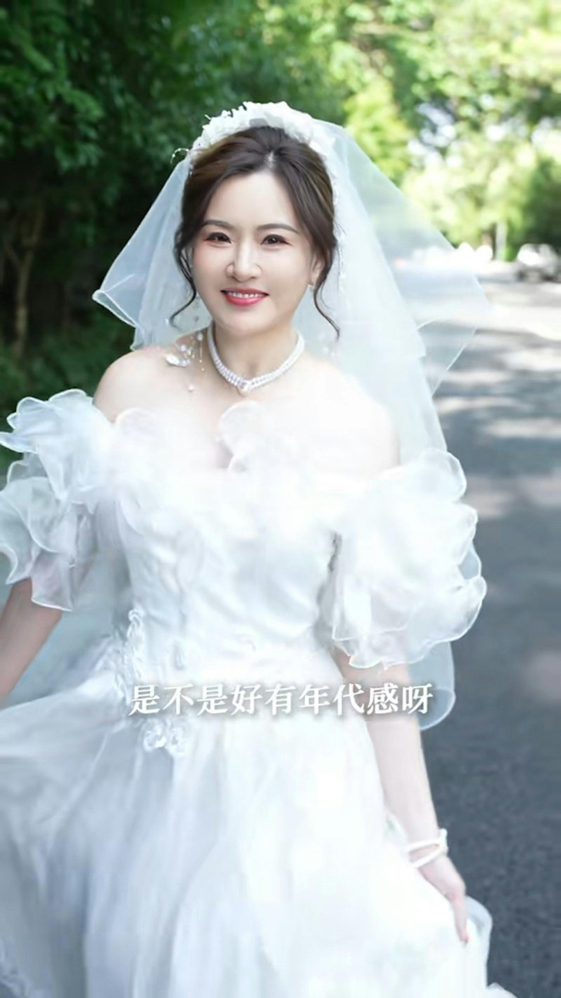 香港女星张文慈指很多人问她同一个问题：“为何这个年纪仍单身？”她说：“我年轻时挺