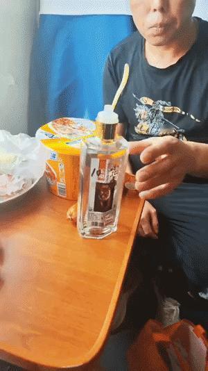 火车上遇到一位特别能喝酒的东北大哥！他一上车就开始吃喝起来？一桶泡面、一根火