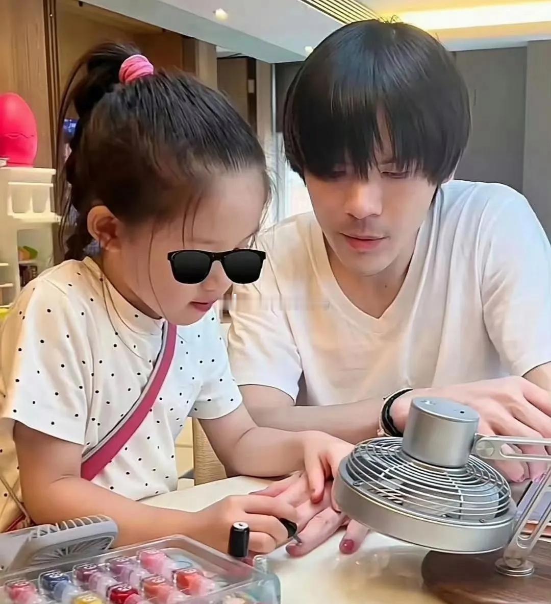 向佐郭碧婷女儿都这么大了！遗传也是小美女。向佐更新视频配文“又上美甲啦哈！”，女