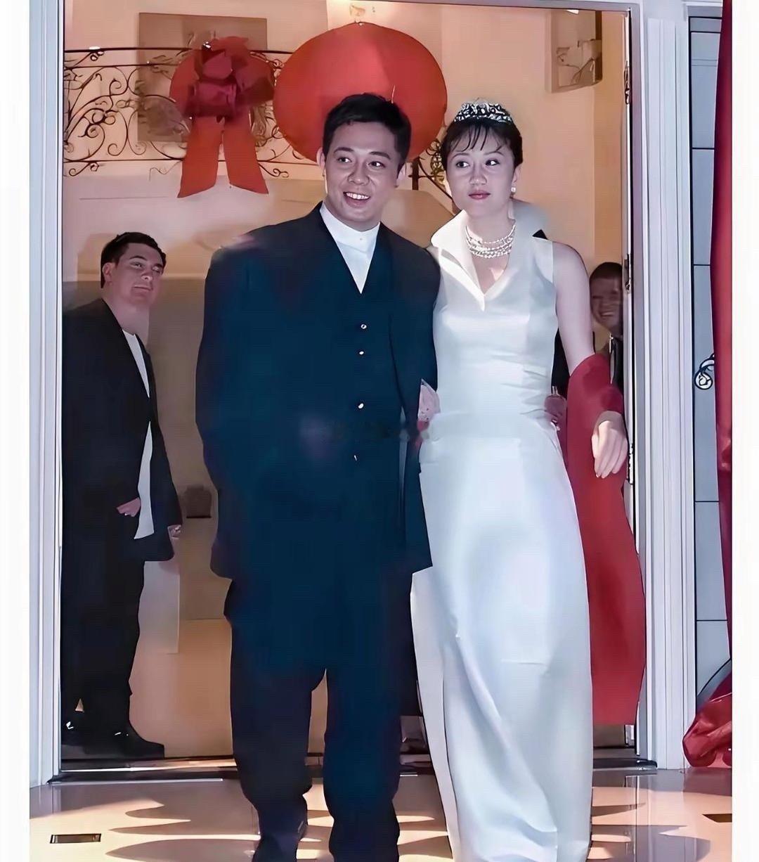 1999年，36岁李连杰与38岁利智在美国豪宅结婚时合影，当时脸上洋溢的满是幸福、眼里的深情都露出来