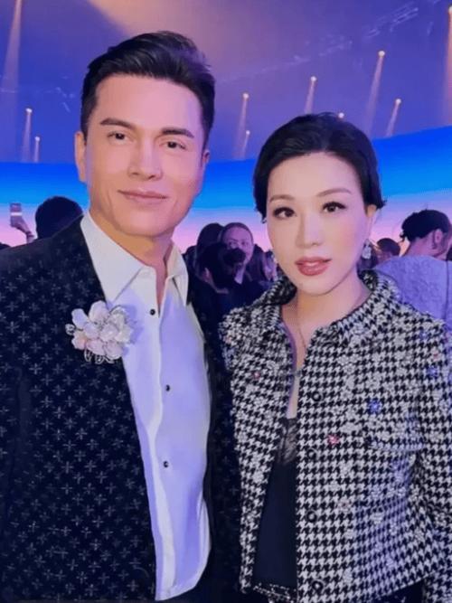 "吕良伟"说，端午那天随手和老婆拍了张照片，哪成想发出去就被网友们围观了。评论区