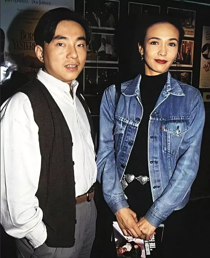 2008年，郑裕玲向同居多年的男友提出分手，要求他净身出户，当男友想把宝马车开走