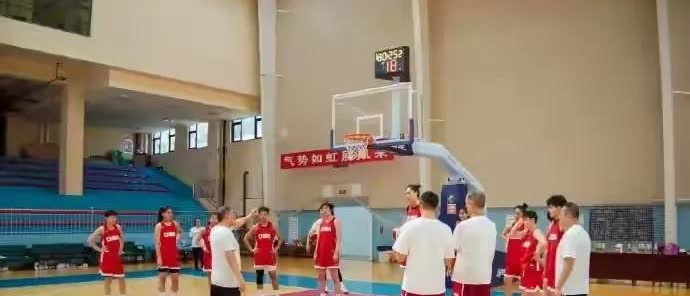 18岁张子宇，高原集训被高反打趴。训练量砍三成，睡觉戴护具防血栓。