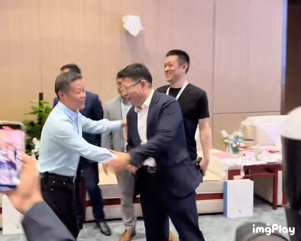 余承东说，某界和我们合作时，坚持只让我们负责产品定义和设计，却不让我们管生产，结