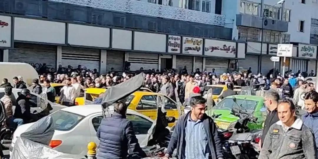 伊朗货币崩了！美国制裁终于让伊朗社会出现了松动！普通民众面对12月份上涨70%的