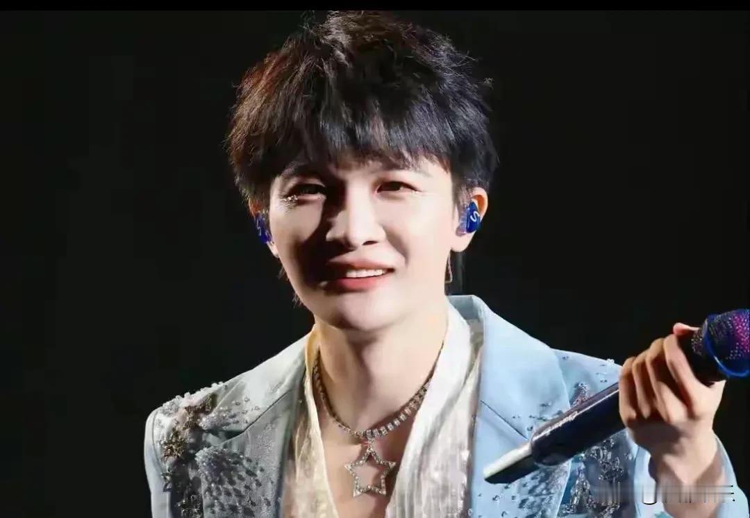 周深拿到“自己”时，表情崩了！最近北京台春晚后台，周深拿到了一个“周深玩偶”