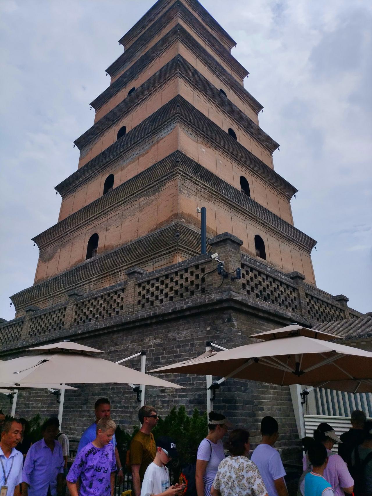 【作为一名西安人，没登过大雁塔正常吗？】拍了大雁塔的照片，发了个朋友圈，有外地朋