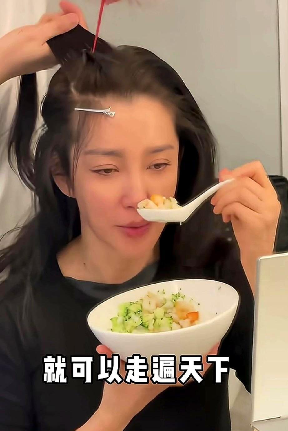 顶级的美貌背后，往往是反人性的味觉自虐。李冰冰的晚餐只有水煮西兰花、大虾和