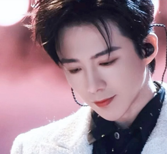 歌手刘宇宁冲上了高位热搜而这次发生的事，简直太尴尬了，让这位舞台老手都面露难色