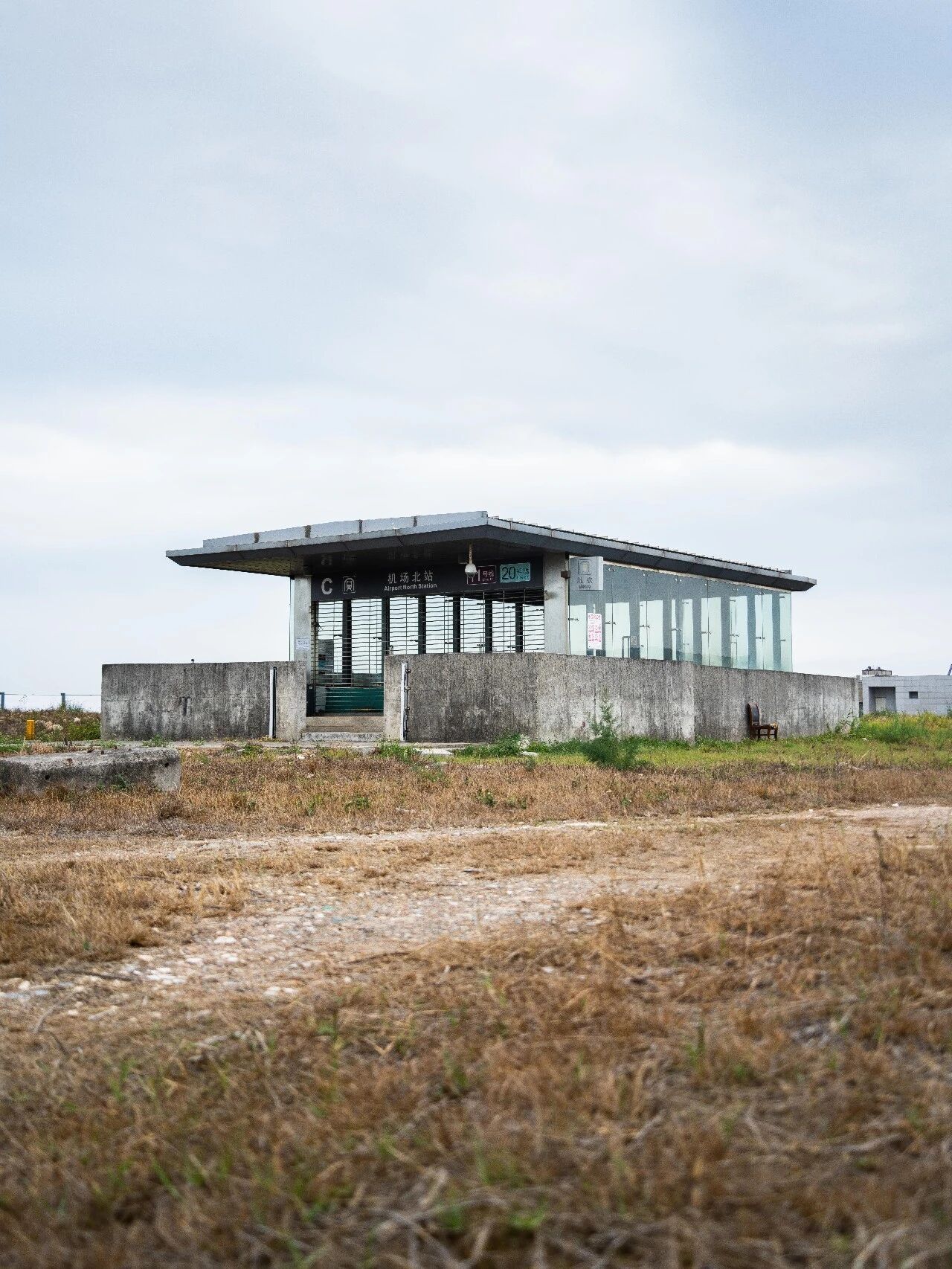 深圳最荒凉的地铁站，可以近距离看飞机起降。