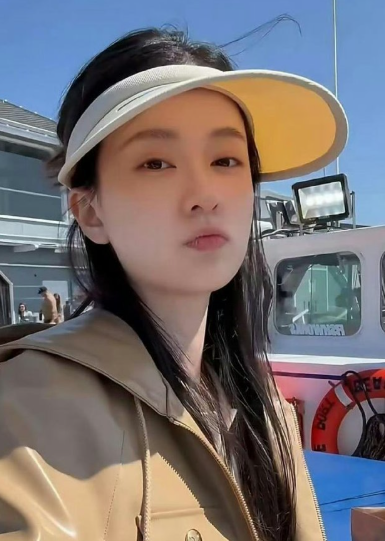 乔欣跟老公在美国度假，33岁赖柏霖少见露面，他俩出海钓鱼，兴奋大喊！老幸福了！