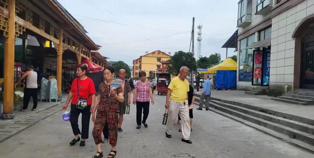 贵州桐梓九坝镇，这个黔北小镇常住人口2.4万。若不算避暑人群的话，近几年避暑的人