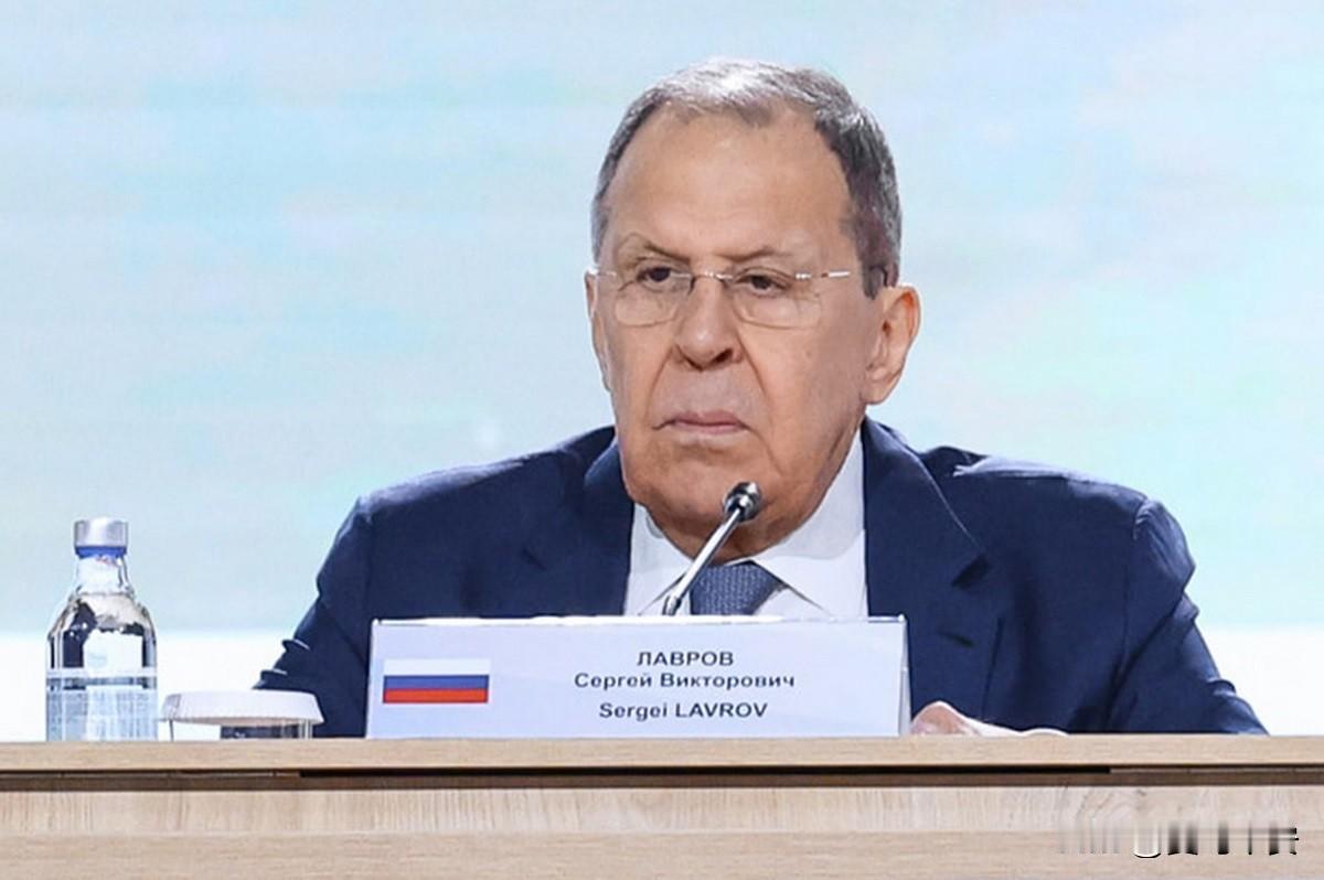 拉夫罗夫：美国扣押油轮非法今天凌晨，俄罗斯外长拉夫罗夫在受访时谈到美国在委内瑞