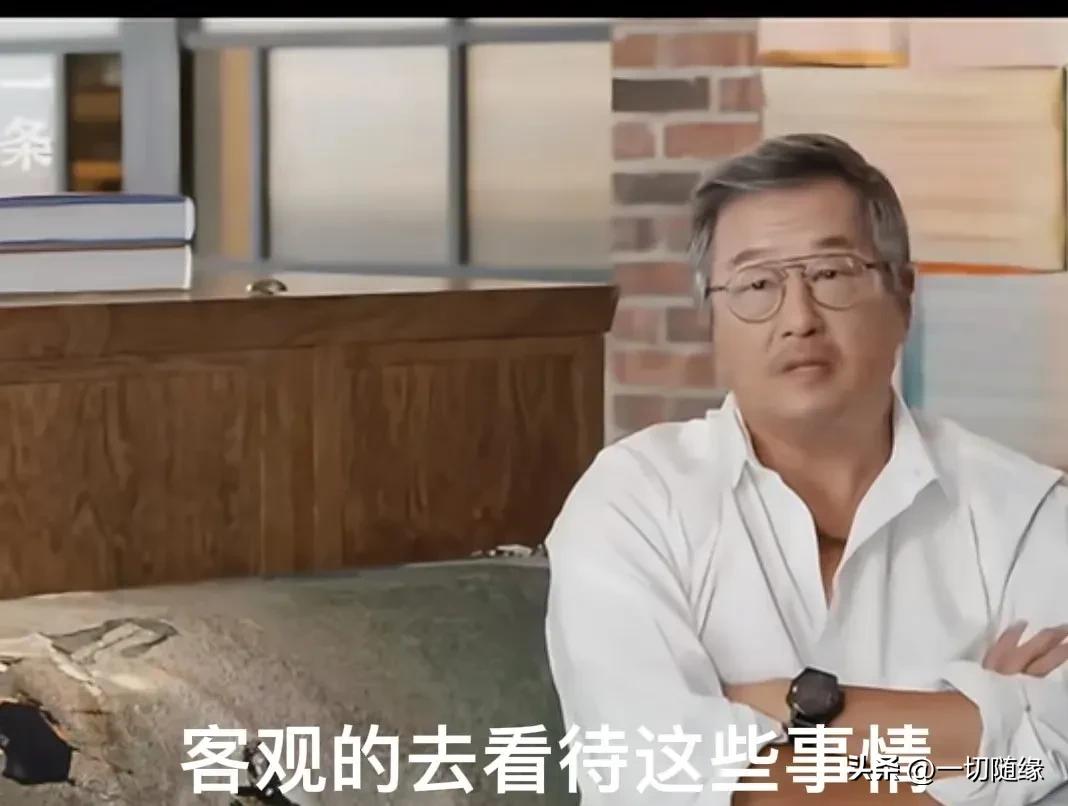 王伟忠对汪小菲竖起大拇指！他接受采访时被问到汪小菲与馆长上海吃饭直播的事情，表