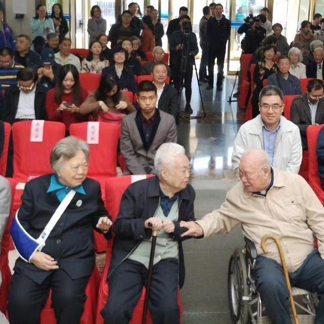 2018年，彭佩云和丈夫王汉斌、作家马识途，一张罕见的合影，照片中的他们都坐在椅