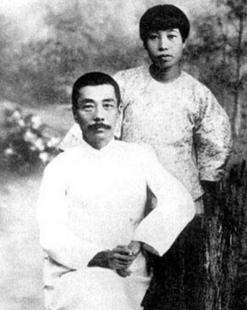 1968年，许广平突发心脏病住进医院，临终之际，许广平拉着儿子周海婴的手，流着泪