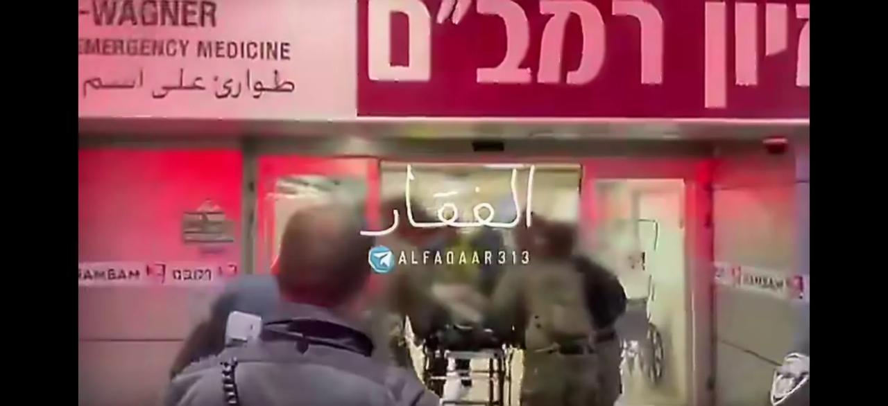 以色列北部的基里亚特什莫纳遭到袭击后，以军士兵出现了伤亡。看看，一群以军士兵在推