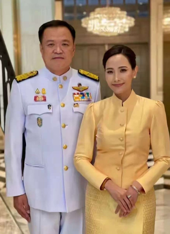 关注泰国政局，而阿努廷的第三任妻子不能忽视。阿努廷，今年59岁，祖籍广东，与