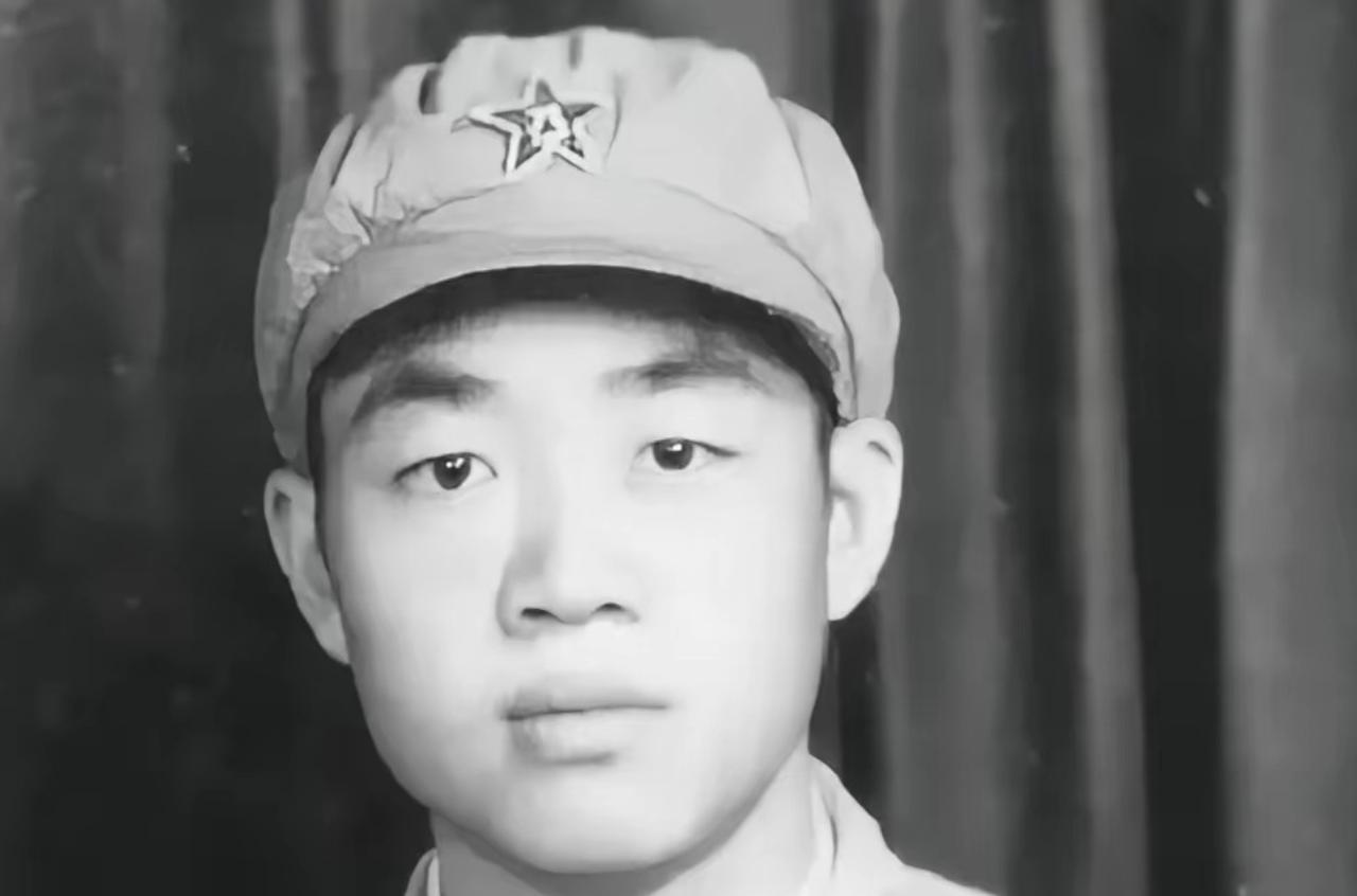 1951年，一个15岁新兵擦大炮，埋头看瞄准镜，谁料突然瞅见，敌人阵地上出现一奇
