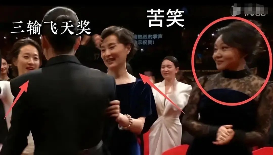 3提0中，闫妮的体面快撑不住了飞天奖颁奖礼上，有个镜头特别扎心。宋佳上台领奖的时候，闫妮坐在台下。镜