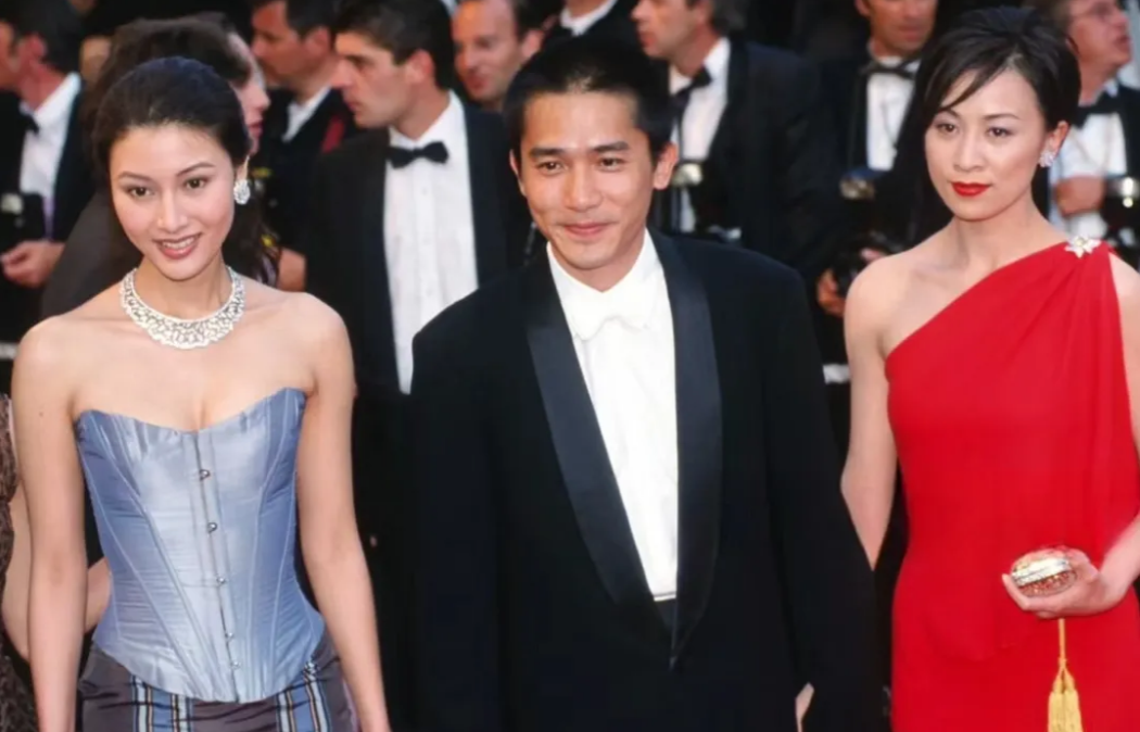 刘嘉玲真是非常上镜啊！虽然也有人说她并不是很漂亮，但她和大美女李嘉欣站一起同框合