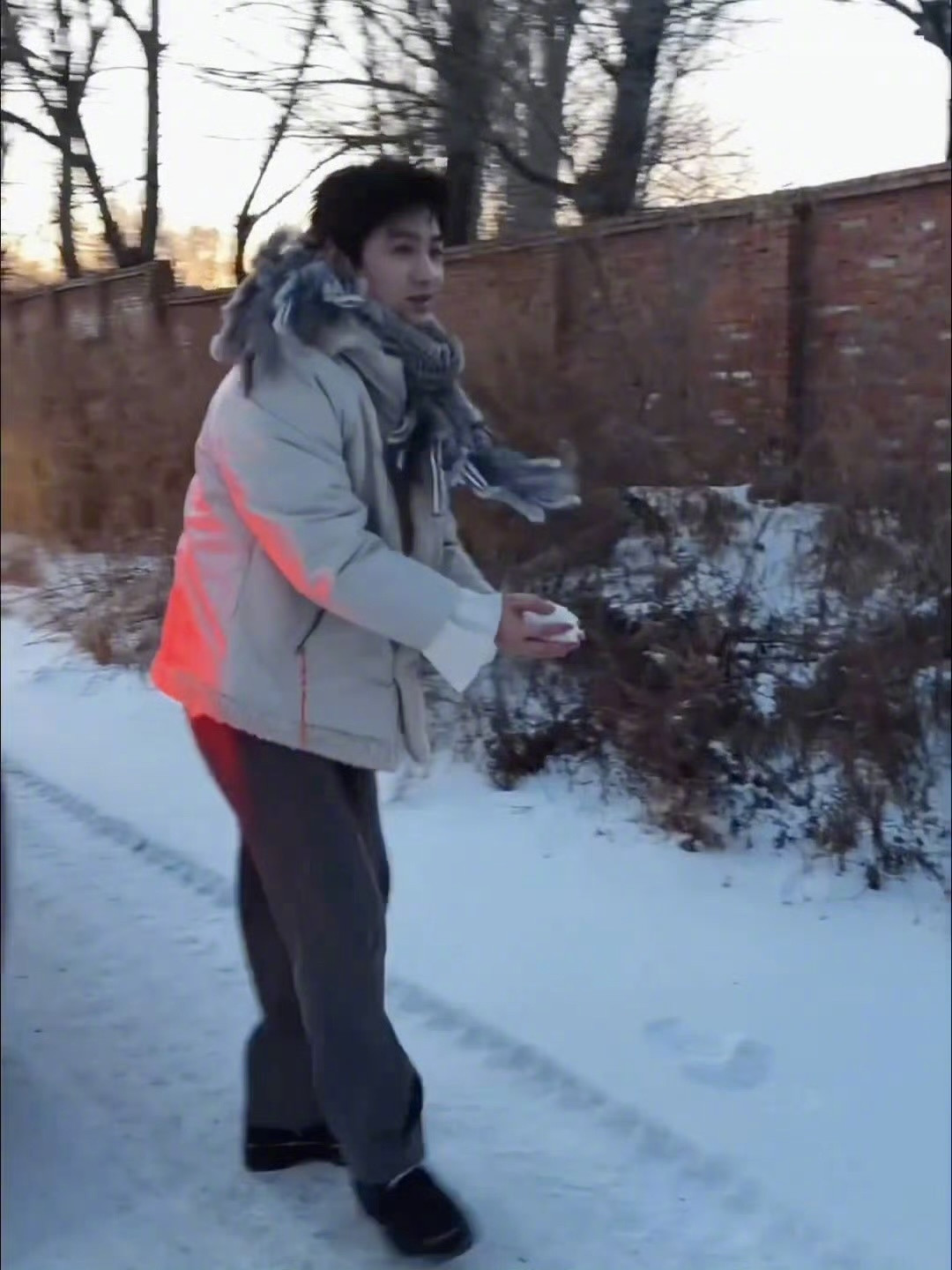 白敬亭演我拍照哈哈哈哈我拍照就这样，原来出片也得手动撒雪太帅啦！果然为了出片谁