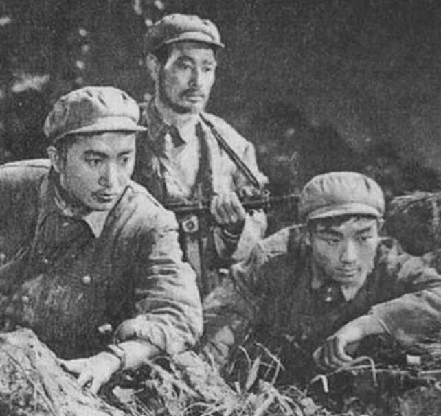 1949年，3名侦察员误入一间破旧牛棚，一名战士刚躺下，突然一阵疼痛，伸手往草堆
