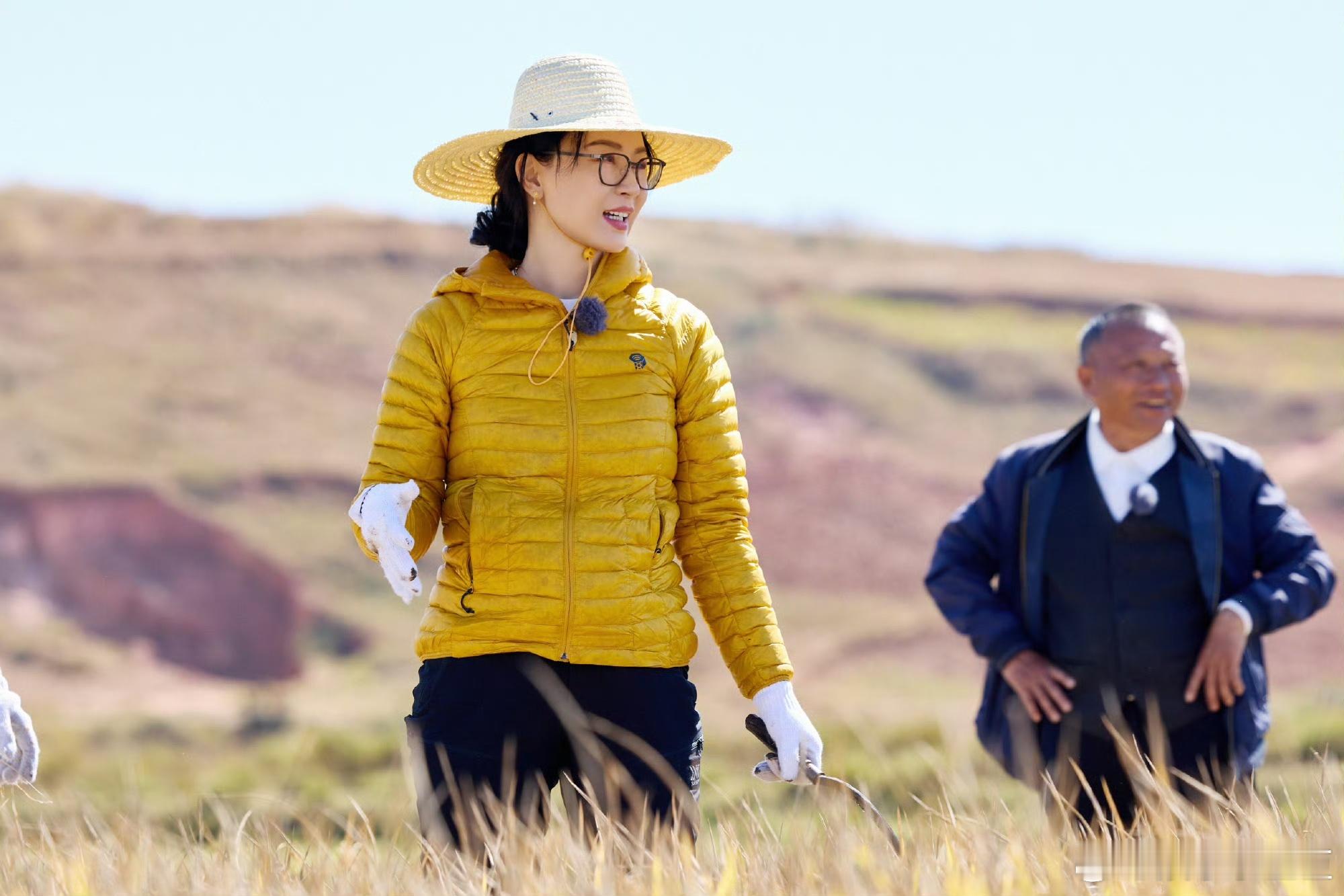 陈数穿着蜂蜜罐子就上花少了花儿与少年陈数这身宛如蜂蜜罐子的羽绒服，在田野中尽显