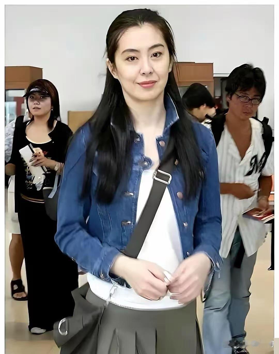 58岁王祖贤近态太绝了！长发飘飘自带仙气，气质温婉如初，粉丝惊呼这画面宛如聂小倩