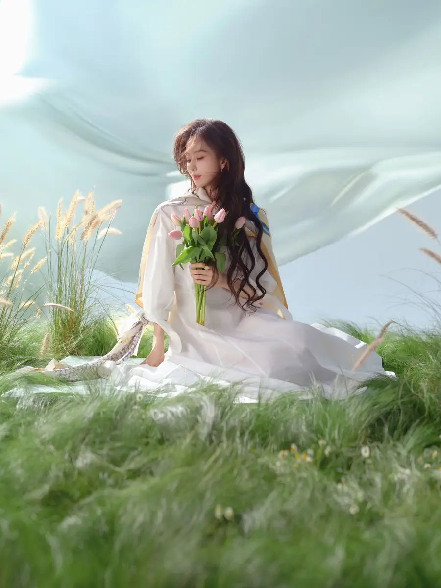 刘诗诗生日写真大片曝光！穿白色长裙手捧花束秒变温柔少女
