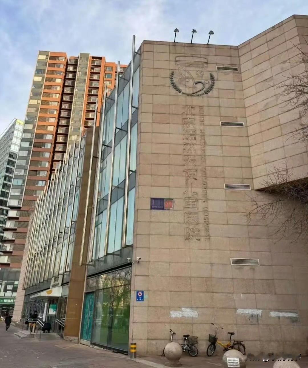 嫣然的病房可能保住了。不是因为李亚鹏终于还上了那两千多万的房租和多少名人为他站