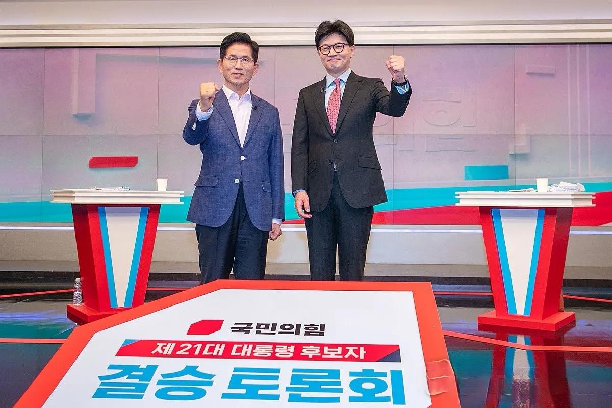 韩东勋问金文洙如果党内获胜后，遇到无党派的韩德洙，是否愿意让贤？金文洙很肯定