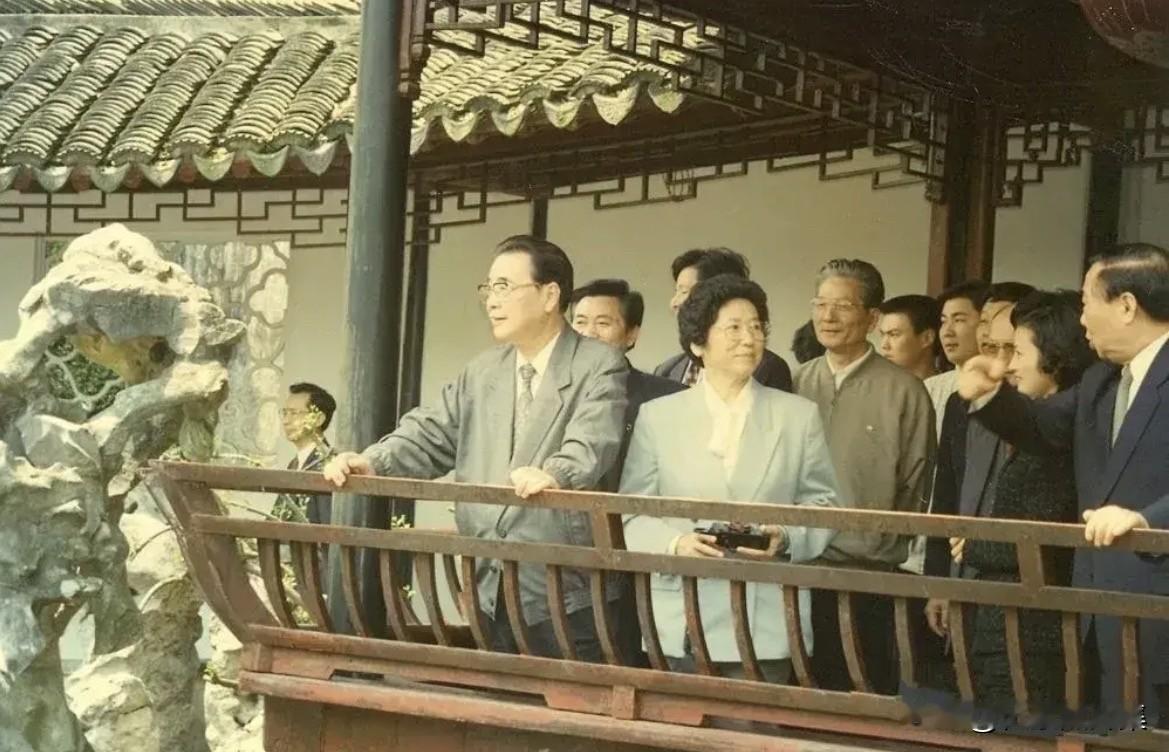 1998年4月15日，李鹏同志和夫人朱琳来到江苏苏州吴江同里古镇的退思园考察。退